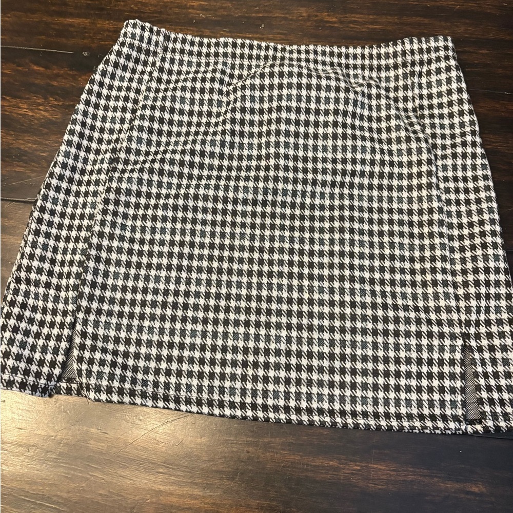 Olivia Rae Black and White Houndstooth Mini Skirt - Picture 2 of 7
